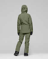 Norrøna Møre Gore-Tex Jacket Women i färg Deep Lichen Green visas bakifrån, en teknisk skidjacka för damer.