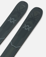 Närbild på Völkl Mantra 84 skidens framdel som visar designen och konstruktionen med carbon tips.
