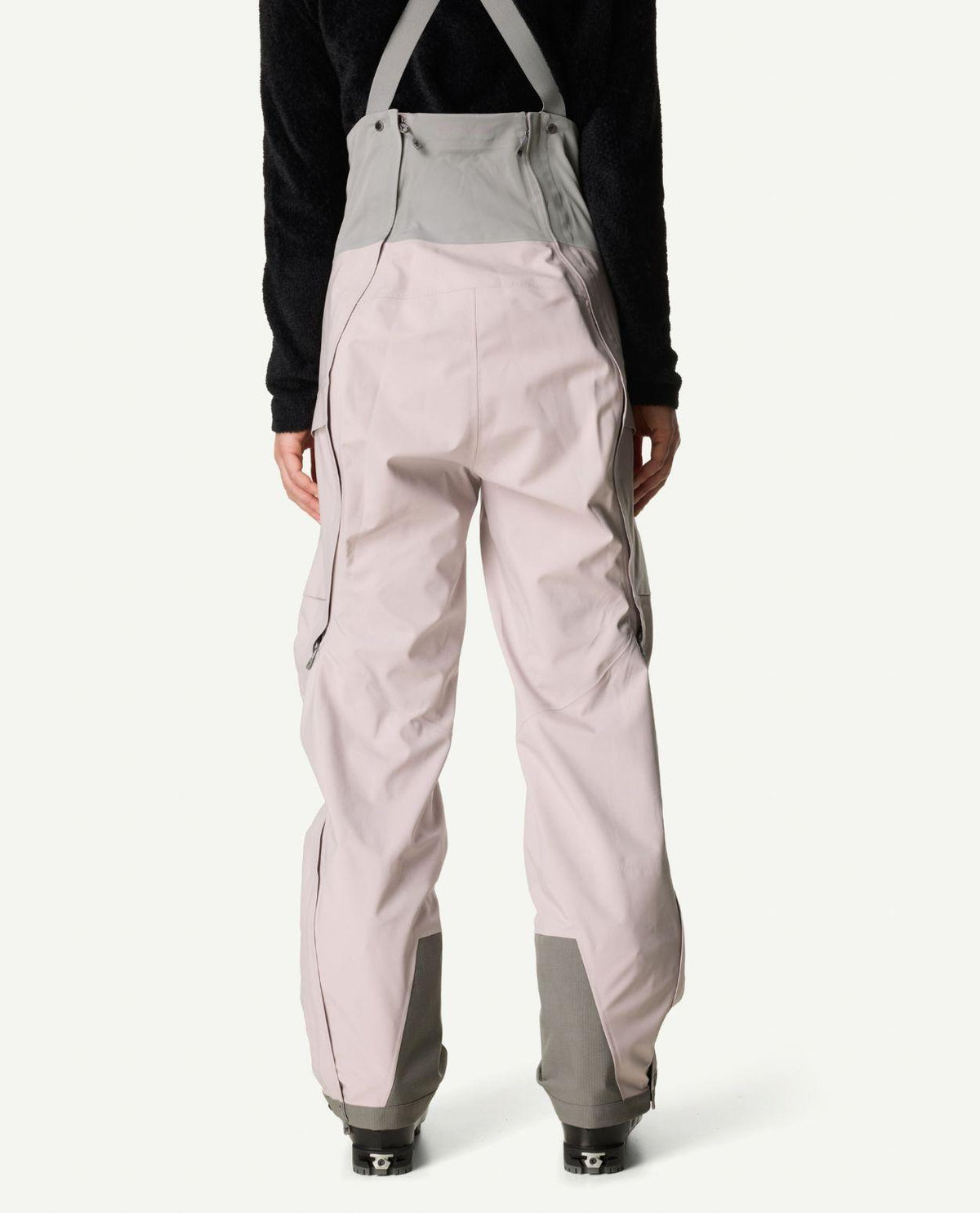 Baksida av lila Houdini Rollercoaster Bib Pants II skidbyxor med hängslen på person.