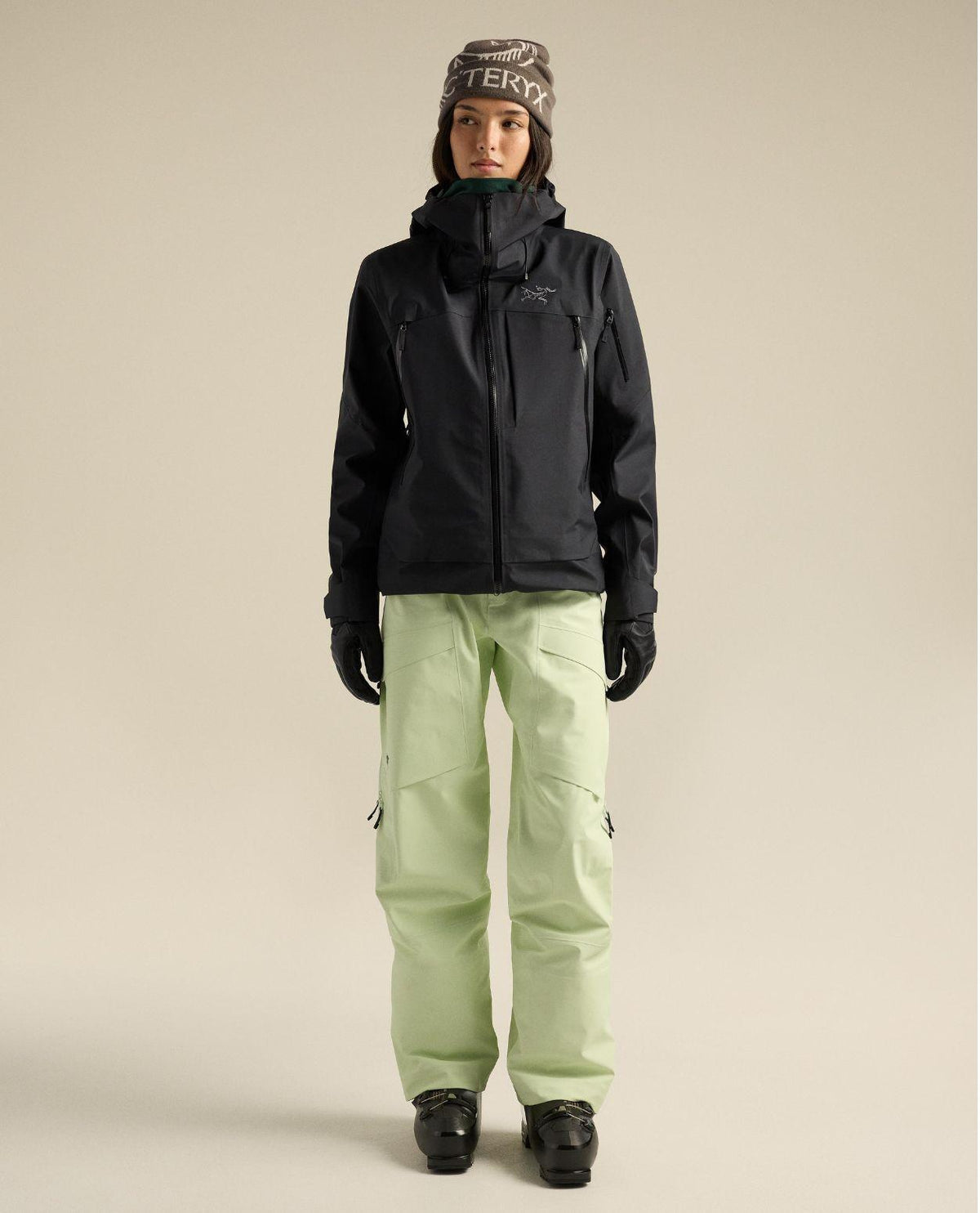 Arc'teryx Sentinel skidjacka i dammodell i svart, tillverkad i tåligt 3L GORE-TEX ePE med en funktionell och bekväm passform.