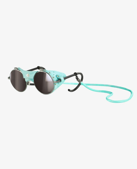 Julbo Vermont Classic Spectron 4 solglasögon i ljusblått med läderskydd och snöre.