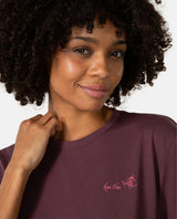 Kari Traa KT Graphic Tee i färgen Cocoa Powder, närbild på t-shirtens tryck och passform för dam.