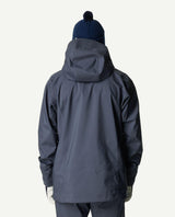 Baksida av Houdini Ride Jacket II Men i blått på modell med huva.
