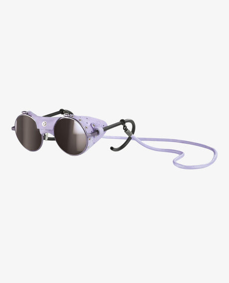 Julbo Vermont Classic Spectron 4 - Light Purple solglasögon med lila sidoskydd och matchande nackband mot vit bakgrund.
