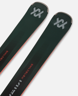 Närbild på Völkl Peregrine 76 pistskidor som visar de kolfiberförstärkta spetsarna och märkets logotyp.