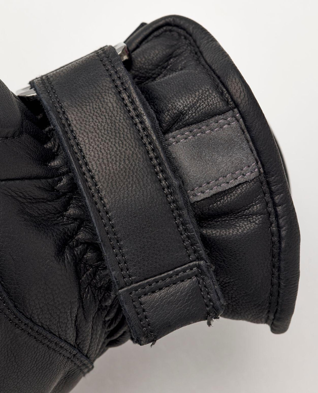 Hestra Impact Racing Sr. 5 Finger - Detaljbild på handledsjustering i svart getskinn