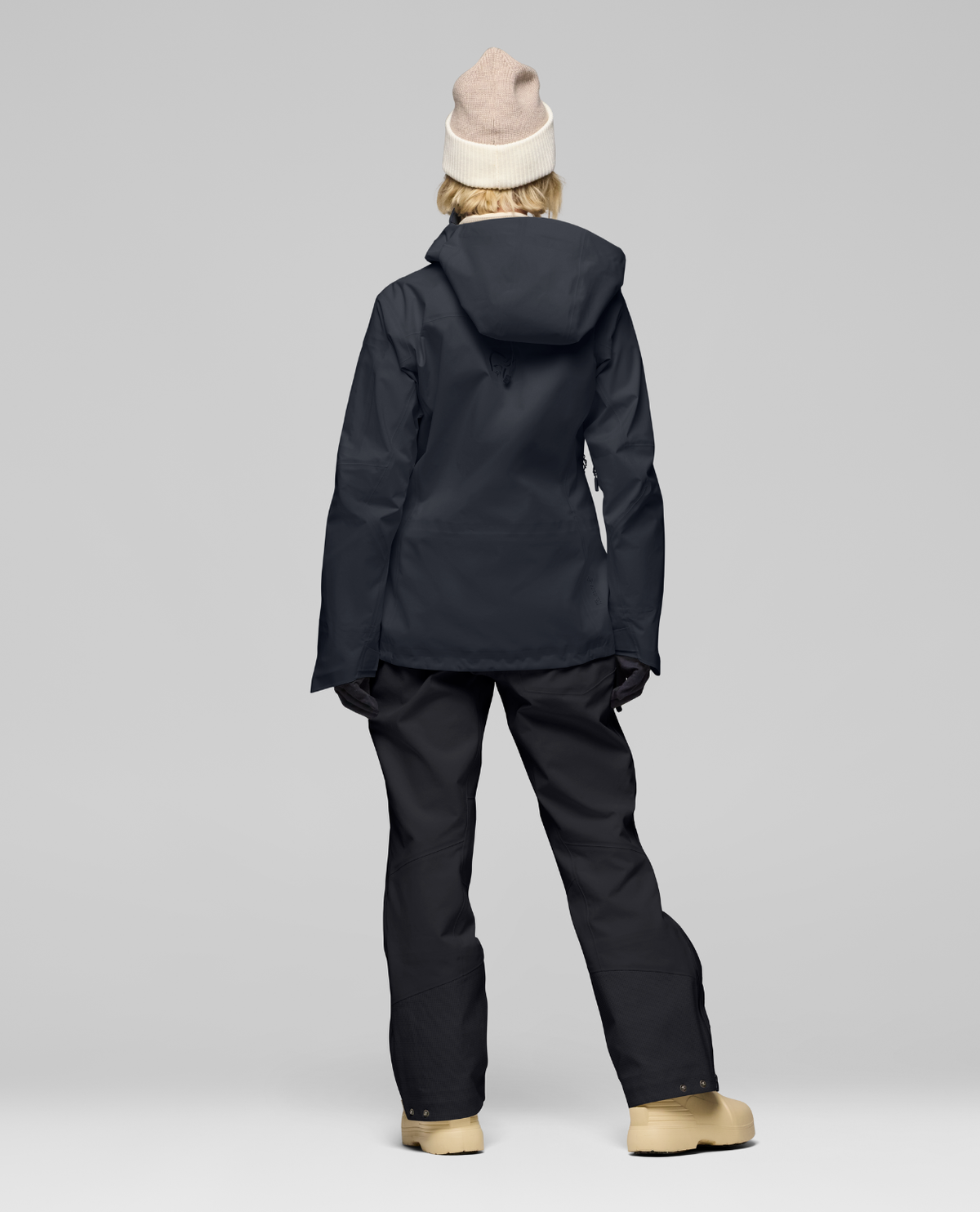 Norrøna Lofoten Gore-Tex Pro Jacket Women i färg Caviar Black visad bakifrån på dammodell.