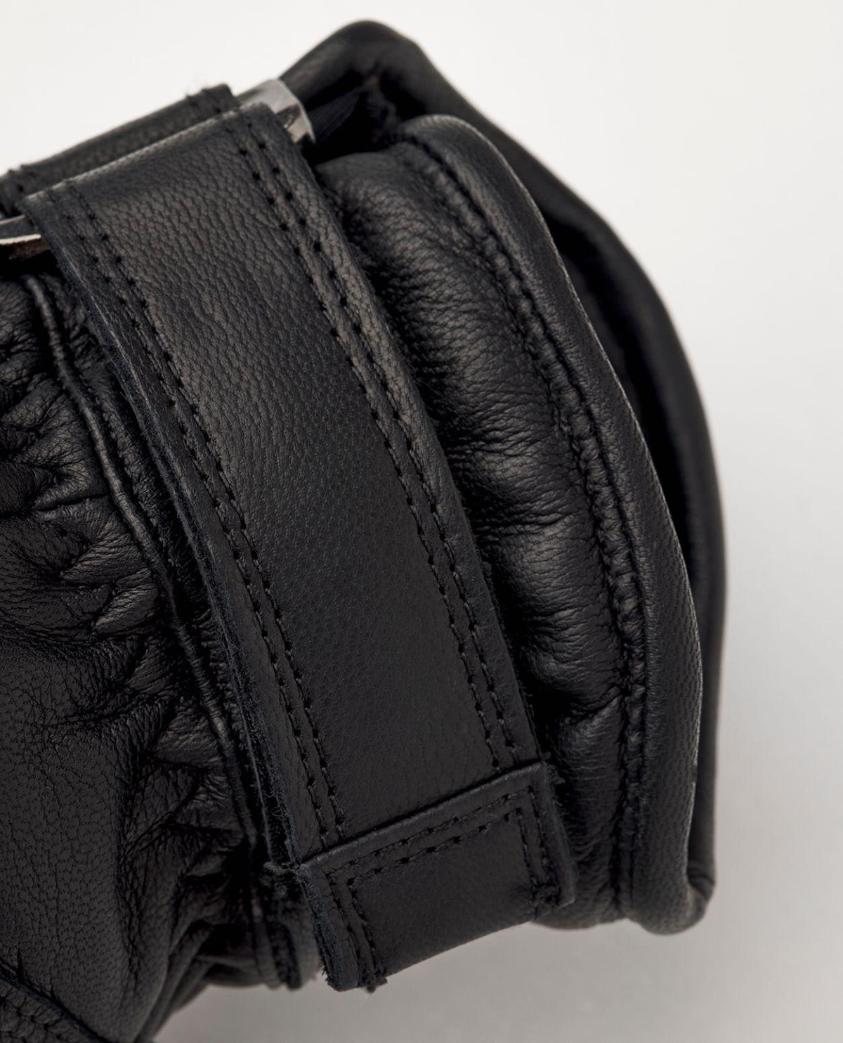 Hestra Impact Racing Sr. Mitt - Detaljbild på handledsjustering i svart getskinn