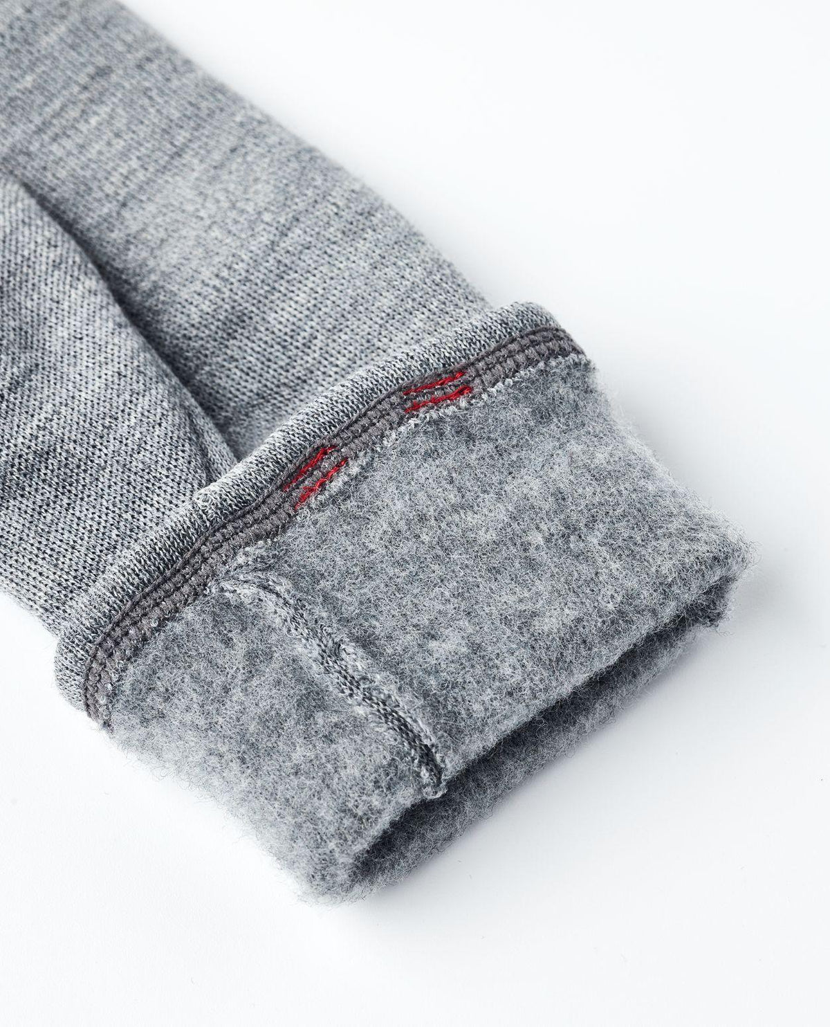 Hestra Gravita Merino Liner Mitt i grått visar en närbild på det mjuka, borstade ullfodret och sömmarna.