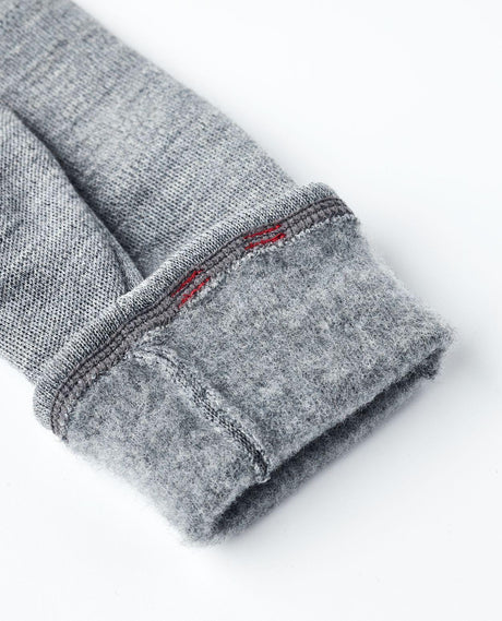 Hestra Gravita Merino Liner Mitt i grått visar en närbild på det mjuka, borstade ullfodret och sömmarna.