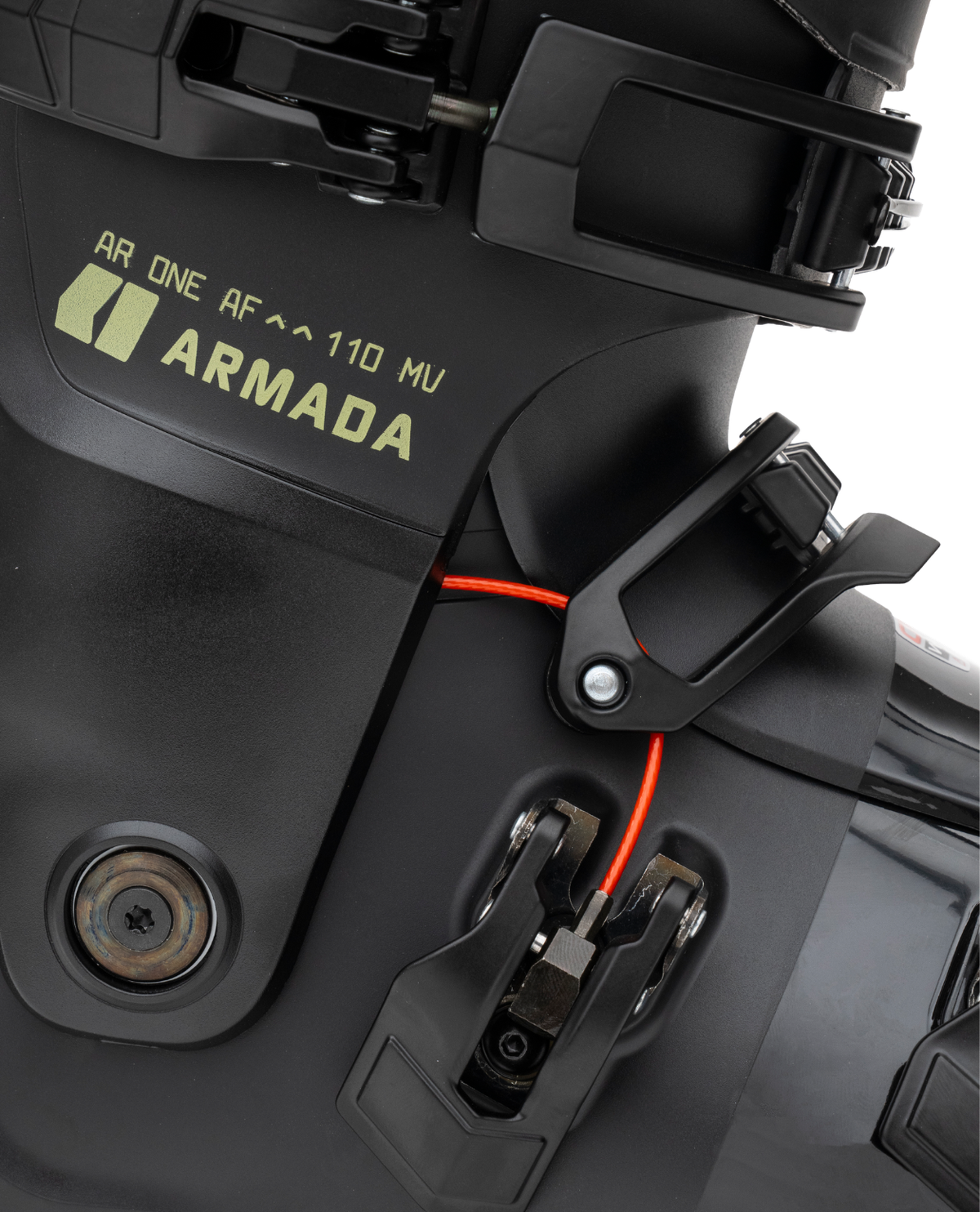 Närbild på spännen och logotyp på den svarta alpinpjäxan Armada AR ONE AF 110 MV.