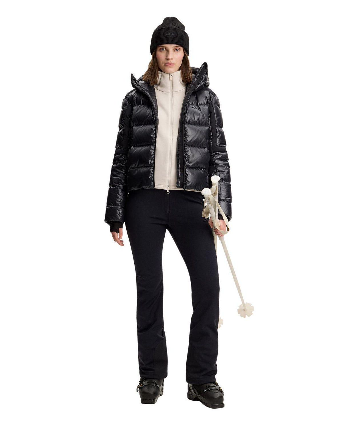 J.Lindeberg Portia Polartec Hood i beige färg som bärs av en skidåkare i full skidutrustning.