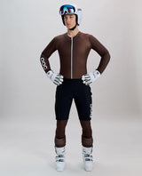 POC Race Shorts i färg Uranium Black för herrar, bars tillsammans med tävlingsutrustning i studio.