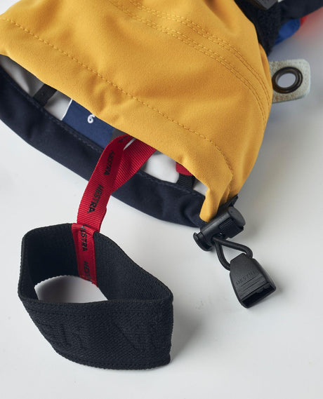 Hestra Army Leather Heli Ski Mitt handledsrem och snölås i detaljbild