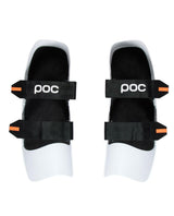 POC Shins Race benskydd i vitt utförande med svarta remmar för alpin skidåkning.