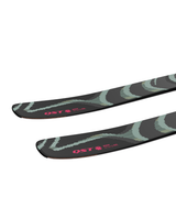 Salomon QST 100 allmountainskidor med svarta och gröna designdetaljer samt QST-logotyp i rosa.