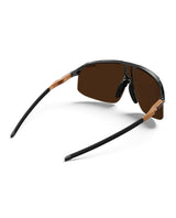Julbo Density Reactiv solglasögon i svart och koppar, visade bakifrån för att framhäva skalmarna.