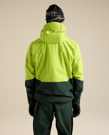 Arc'teryx Rush Jacket Men i Mantis/Dark Jade visad bakifrån på skidåkare, slitstark GORE-TEX-skidjacka.