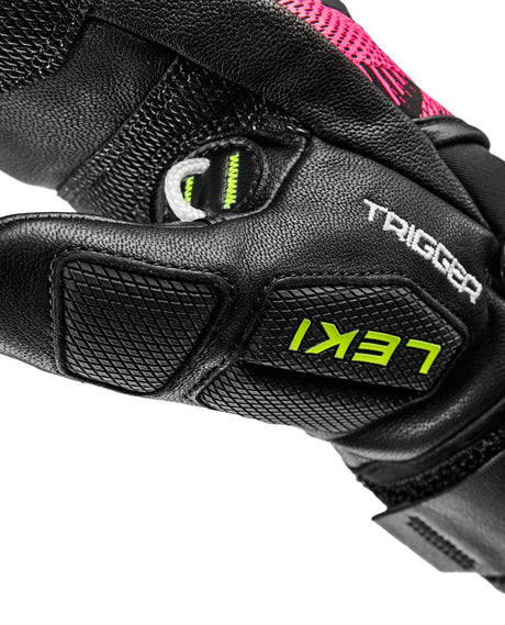 Leki WCR Pro TR Mitt Junior i svart läder med integrerat Trigger-system och neonrosa detaljer för juniorracing.