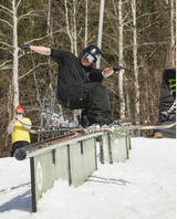 Skidåkare som gör ett railtrick i parken med Armada EDOLLO 91 parkskidor.