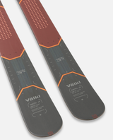 Völkl Mantra Junior juniorskidor i röd och mjuk design för unga friåkare.