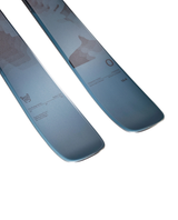 Närbild på spetsarna av Faction Prodigy 0 26/27 allmountainskidor med stilren grafitblå design.