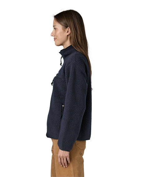 Patagonia Retro Pile Jacket dam i blå färg som visar jackans profil.