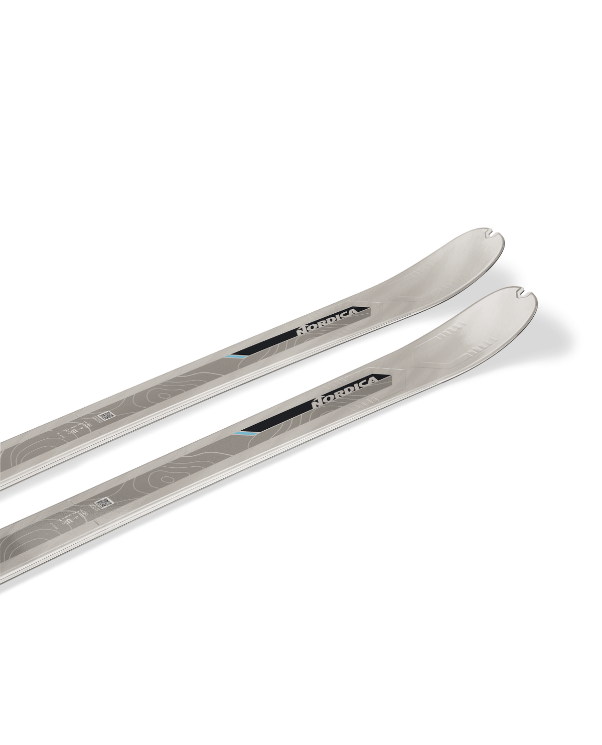 Nordica Unlimited DC i vit design visar skidorna från sidan med fokus på topparna.