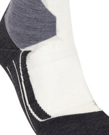 Falke SK4 Advanced Women skidstrumpa i off-white och grått som visar detaljer vid hälpartiet.