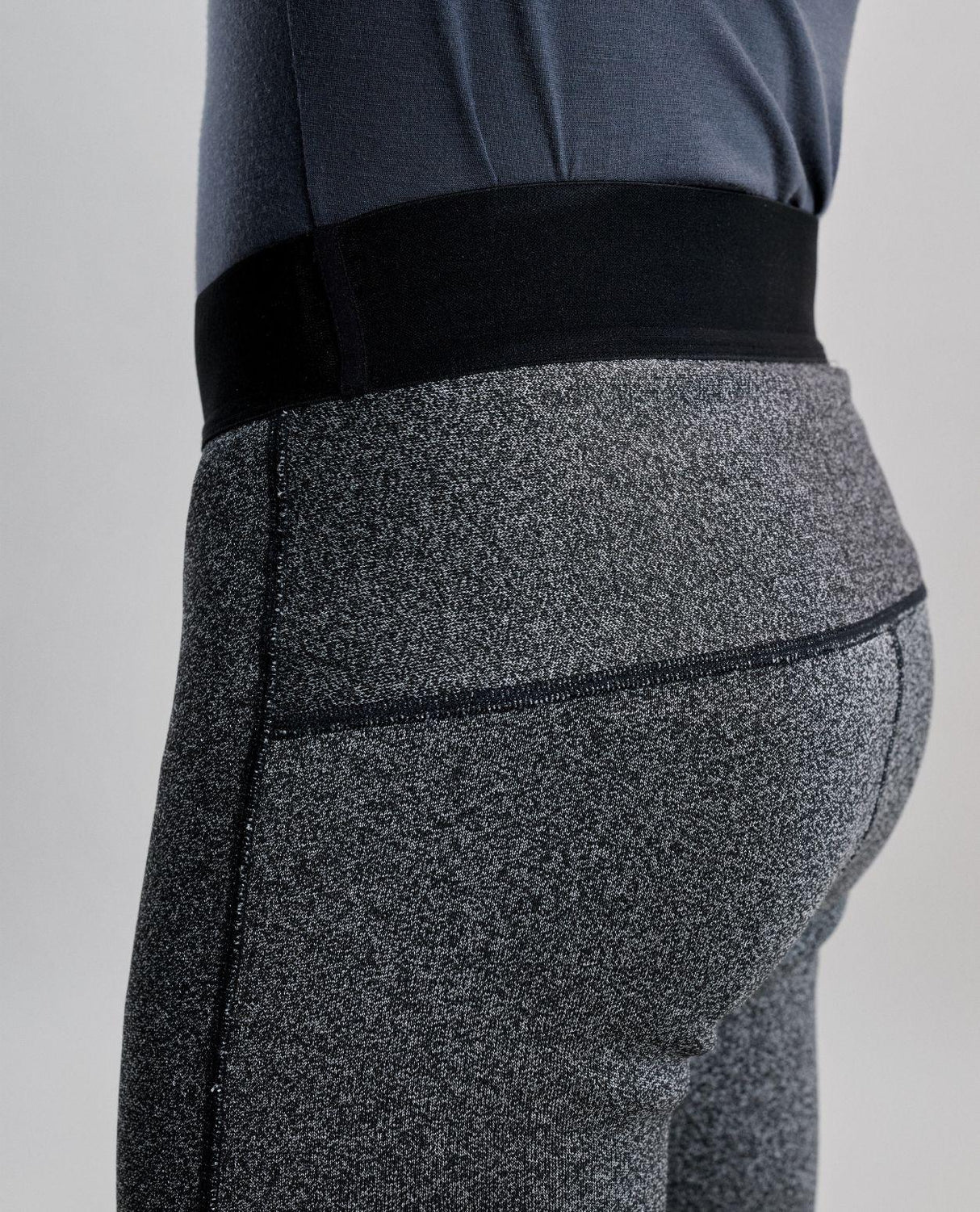 Närbild bakifrån på POC Layer Cut Resistant Tights för herrar i färgvarianten Uranium Black.