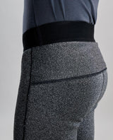 Närbild bakifrån på POC Layer Cut Resistant Tights för herrar i färgvarianten Uranium Black.
