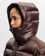 J.Lindeberg Nerina Down Jacket Women i brun färg med huva på dammodell - Alpingaraget