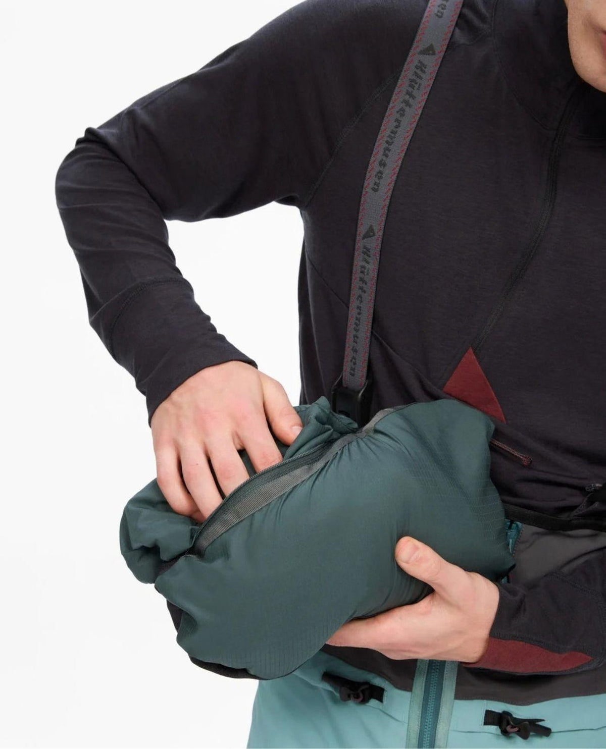 Klättermusen Drifa Hood Jacket Dark Teal - Detaljbild på packbar funktion och ficka för herr