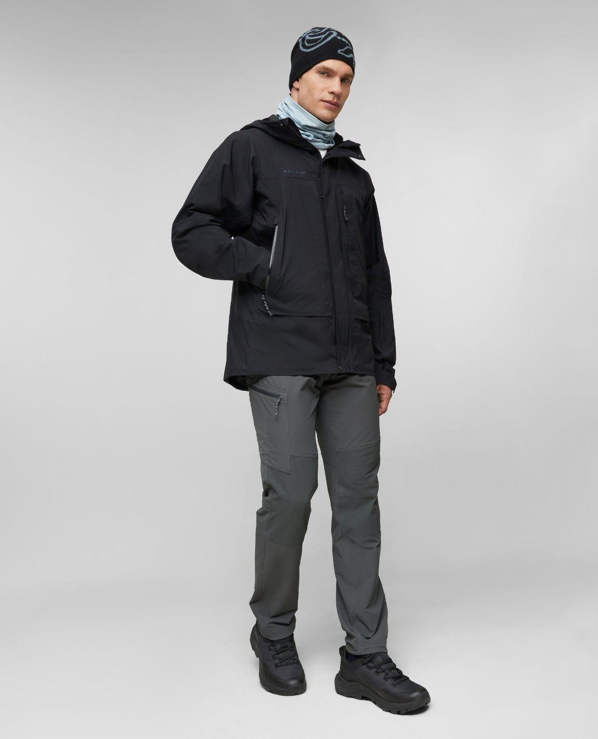 Mammut Haldigrat Gore-Tex HS Thermo Hooded Jacket Men i svart färg bärs av modell i studio.