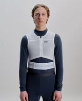 En skidåkare i vit POC VPD Max Race Vest i färgen Hydrogen White.