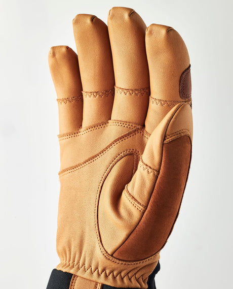 Hestra CZone Incline 5 Finger i färgen cork visar innerhandens läderdetaljer och greppzon.