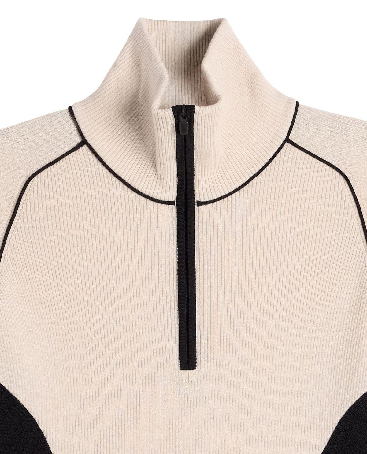 Närbild på den ribbade kragen med kvartsdragkedja på J.Lindeberg Valley Knitted Rib Quarter Zip i färgen moonbeam.