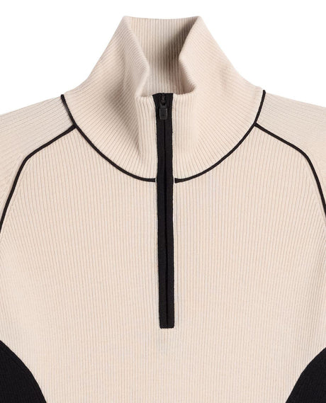 Närbild på den ribbade kragen med kvartsdragkedja på J.Lindeberg Valley Knitted Rib Quarter Zip i färgen moonbeam.