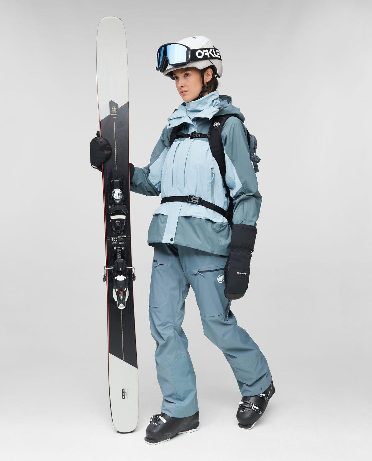 Mammut Haldigrat Gore-Tex HS Thermo Hooded Jacket Women i Nebla-Strata färg, visad med skidutrustning och skidor.