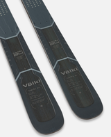 Völkl Mantra 84 26/27 offpistskidor med synlig Tailored Titanal Frame och grafik på ovansidan.