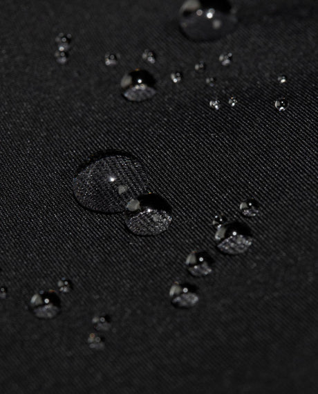 Vattendroppar på det svarta hardshell-materialet till Mammut Haldigrat HS Hooded Jacket