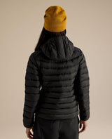 Arc'teryx Cerium Hoody Women i svart bärs bakifrån med huva och gul mössa.
