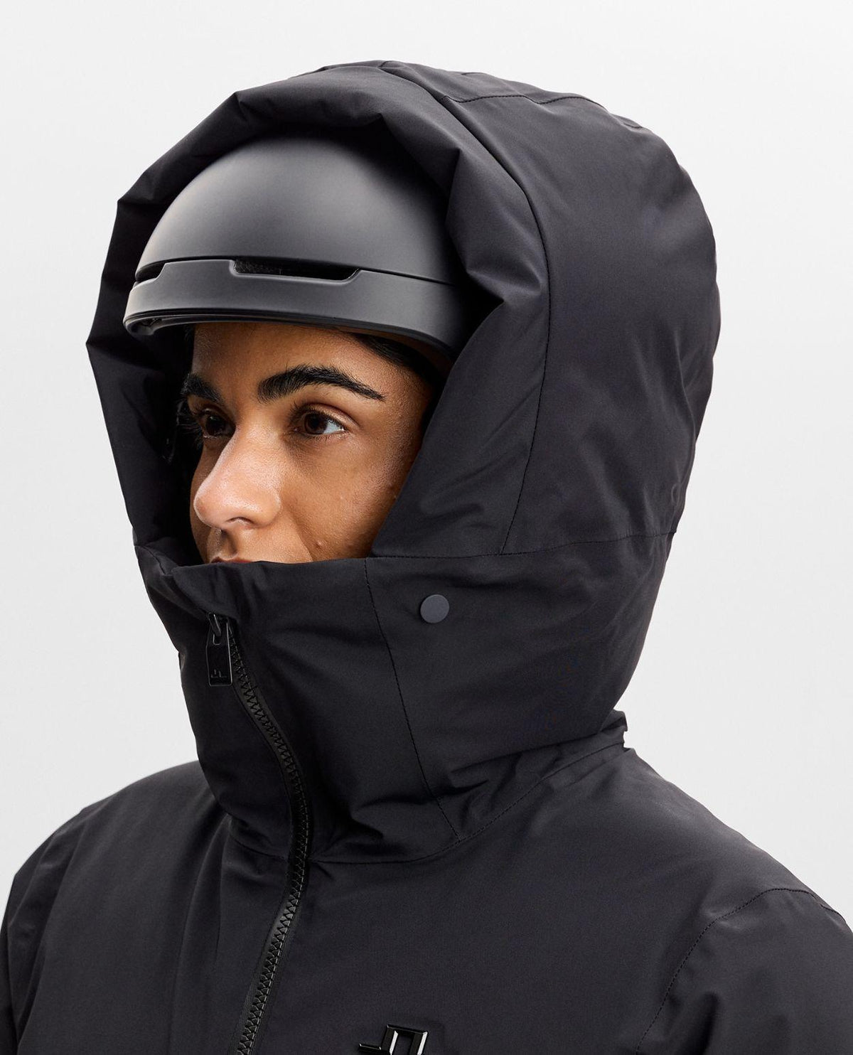 J.Lindeberg Oates Down Jacket Women - Svart skidjacka med huva och hjälm