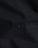 Vattenpärlor på det svarta Gore-Tex-materialet på Mammut Haldigrat Gore-Tex HS Thermo Jacka.