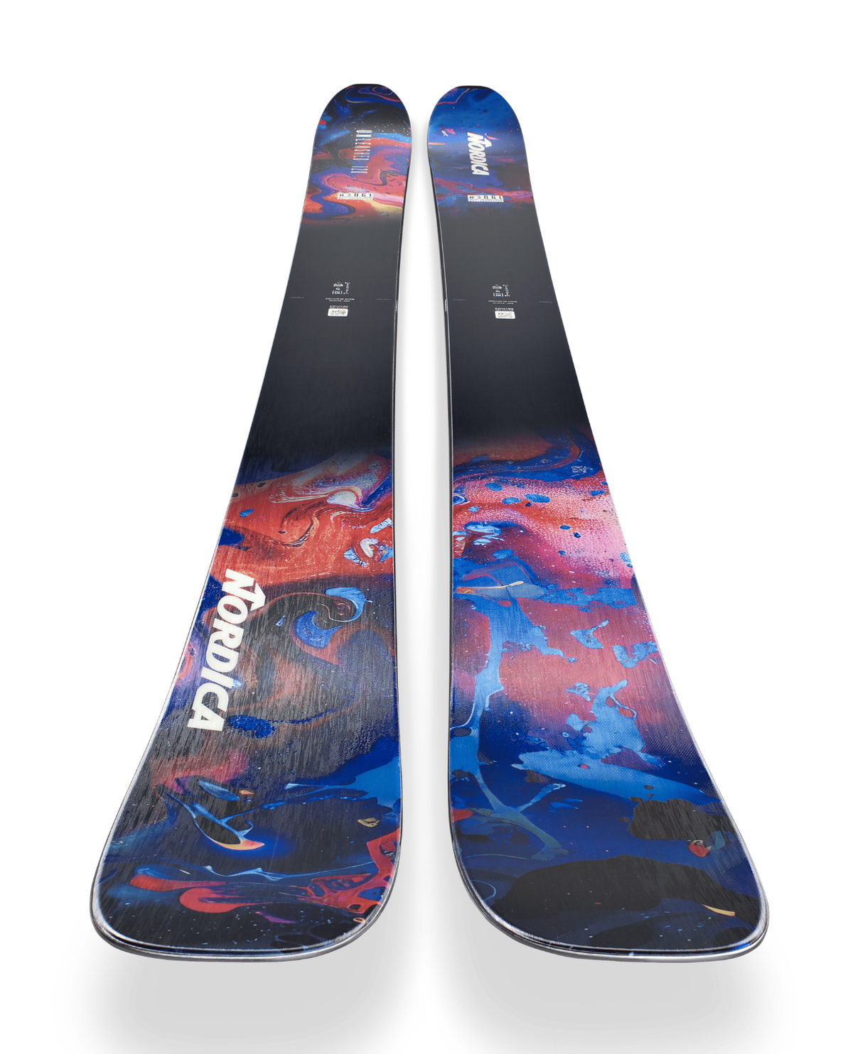 Nordica Unleashed 120 26/27 - Blå puderskida med färgglad design och vit logotyp från Alpingaraget