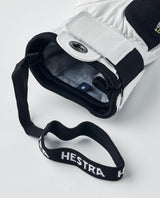 Hestra Army Leather Trigger skidhandske visar insidan av manschetten, handledsrem och storleksetikett.