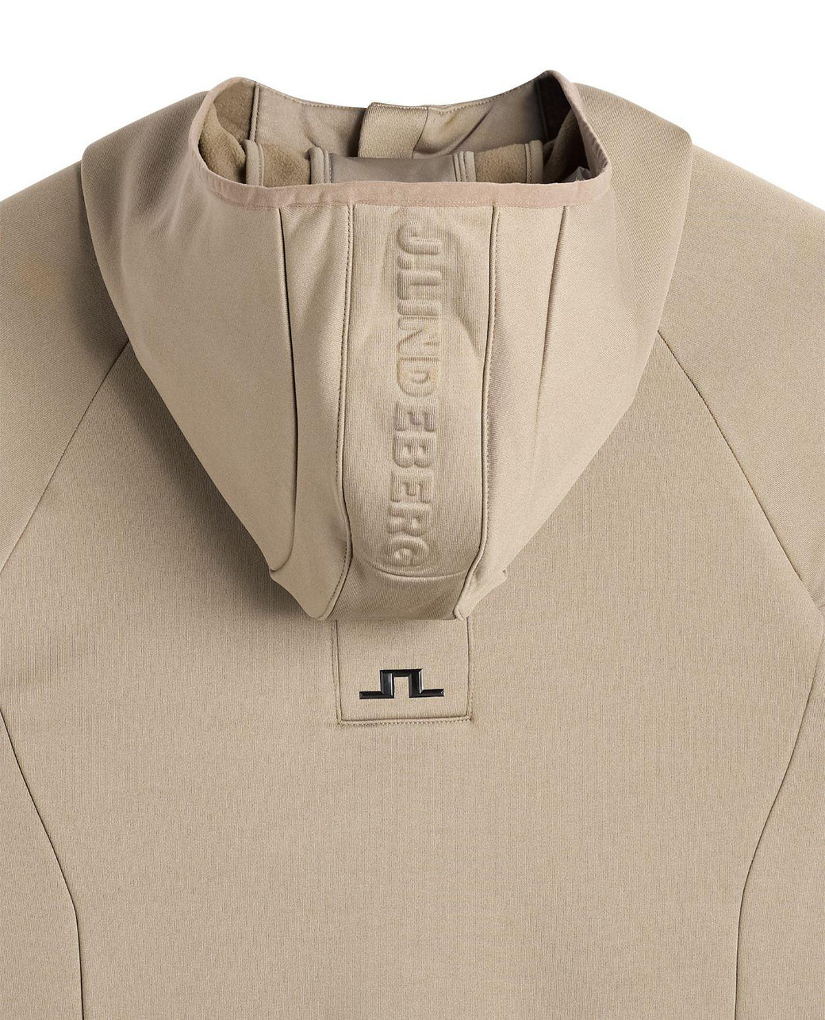 Detaljbild på huven med J.Lindeberg-logga på brun J.Lindeberg Pollock Polartec Hood Men mellanlager.