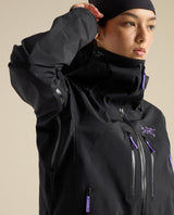 Arc'teryx Rush Jacket Women i svart med lila detaljer för dam, en teknisk skidjacka för friåkning.