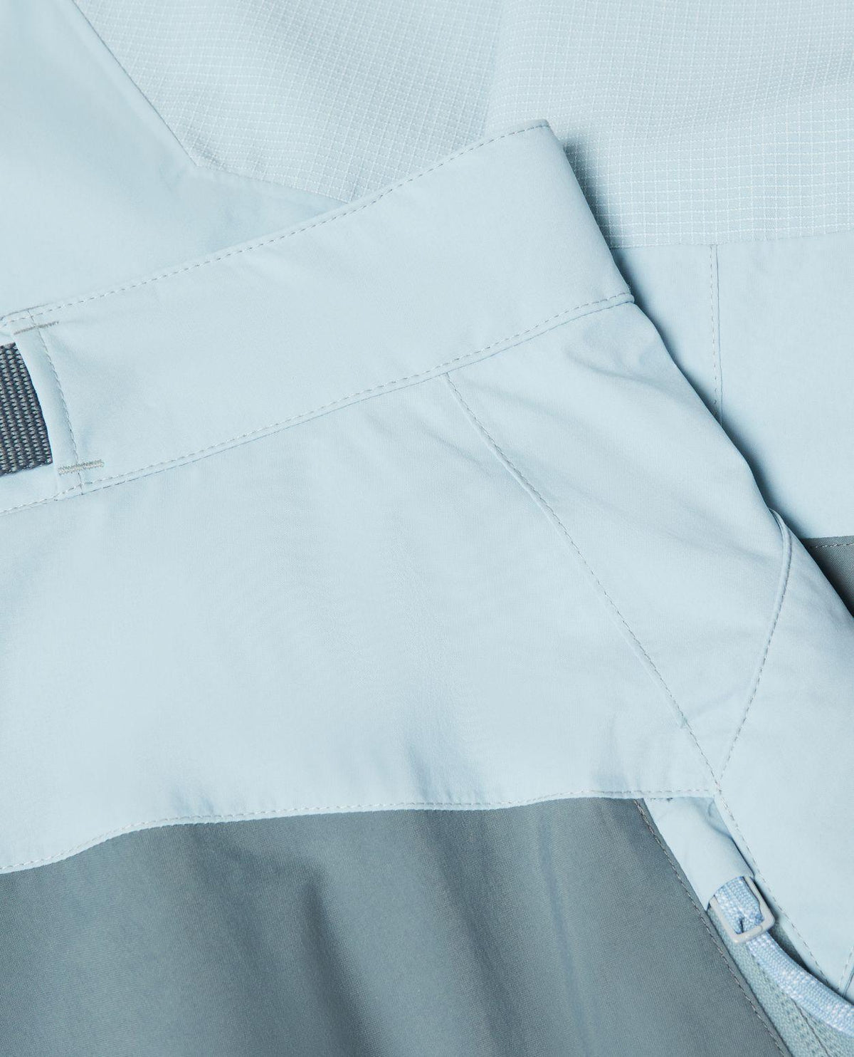 Närbild på midjedetaljer och material för Mammut Haldigrat Gore-Tex HS Thermo Pants Women i färgen Nebla-Strata.