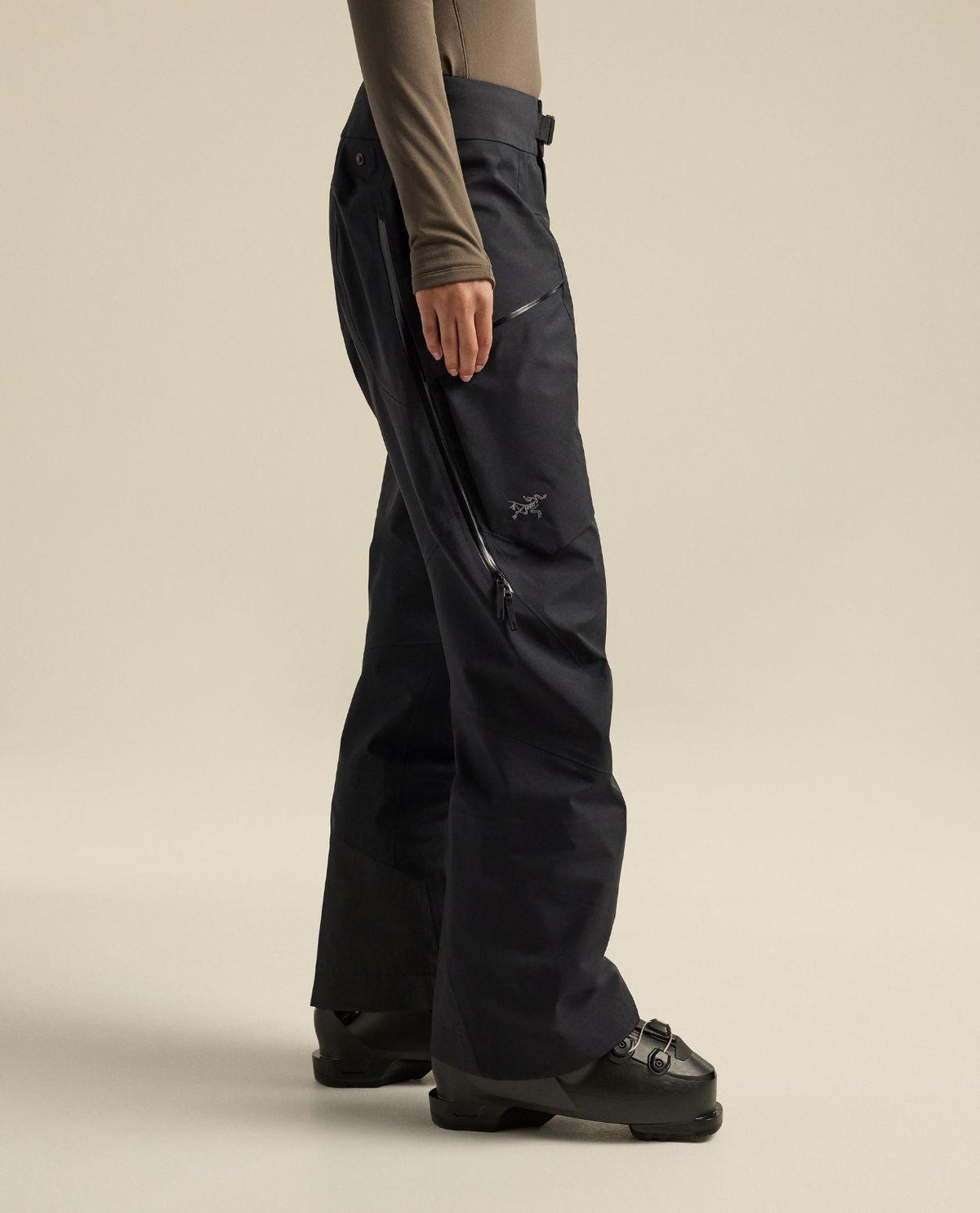 Arc'teryx Sentinel Pant Women - Svart skidbyxa för dam med sidodragkedja visad från sidan.